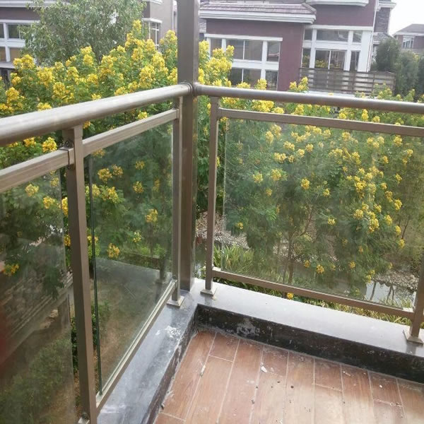 陽臺(tái)護(hù)欄